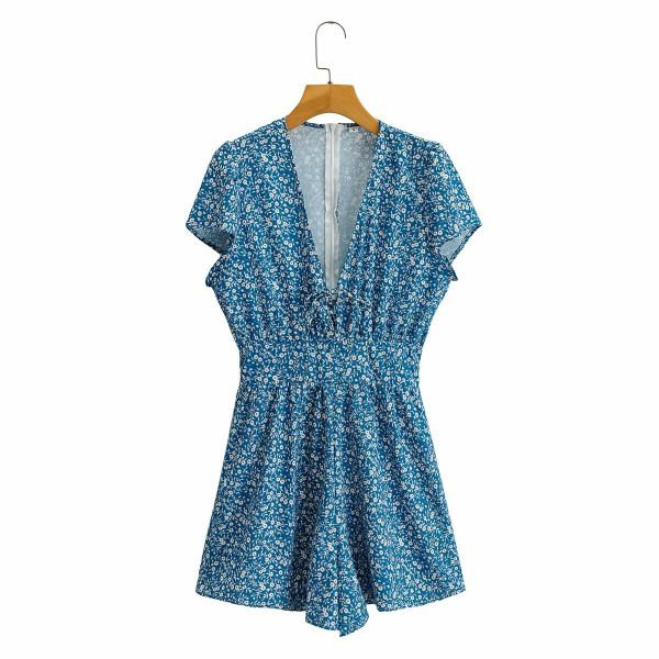 Salopetă scurtă de damă cu model floral și decolteu spitz