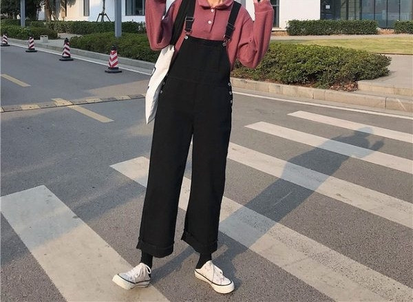 Γυναικεία αθλητική ολόσωμη φόρμα με τσέπη σε λευκό και μαύρο χρώμα