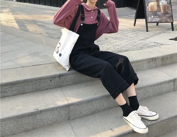 Γυναικεία αθλητική ολόσωμη φόρμα με τσέπη σε λευκό και μαύρο χρώμα