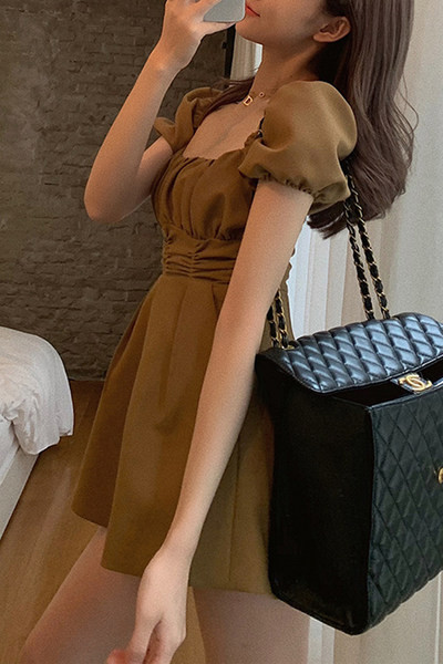 Model nou de salopetă de damă cu decolteu pătrat și mâneci bufante