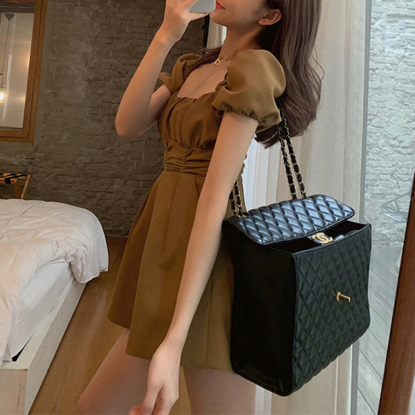 Model nou de salopetă de damă cu decolteu pătrat și mâneci bufante