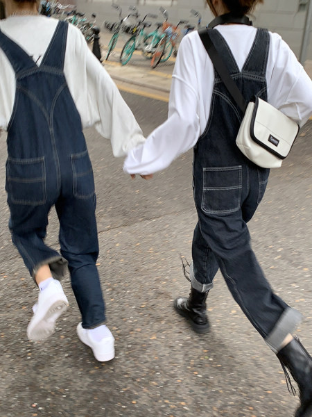 Γυναικείες φόρμες τζιν με τσέπη και τιραντάκια σε μπλε και μαύρο χρώμα