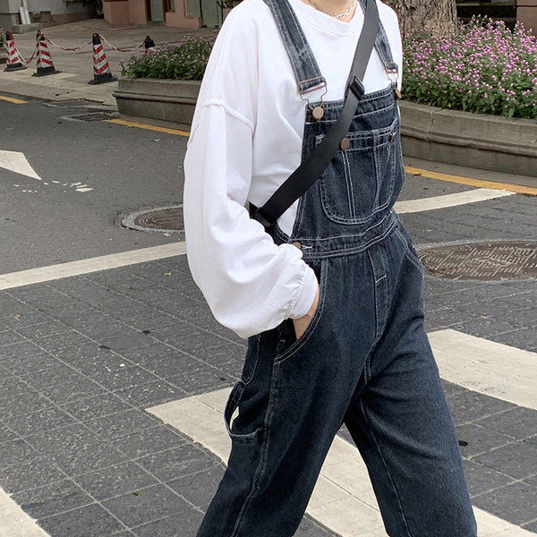 Γυναικείες φόρμες τζιν με τσέπη και τιραντάκια σε μπλε και μαύρο χρώμα