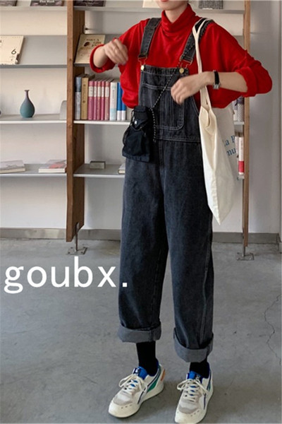 Salopetă de damă modernă cu buzunare și bretele de culoare neagră