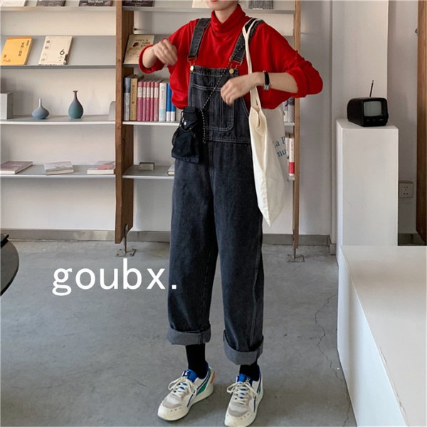 Salopetă de damă modernă cu buzunare și bretele de culoare neagră