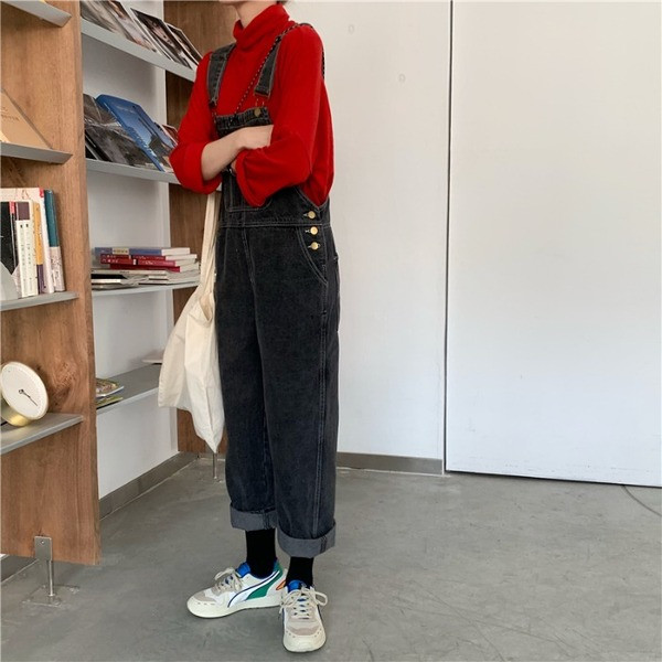 Salopetă de damă modernă cu buzunare și bretele de culoare neagră