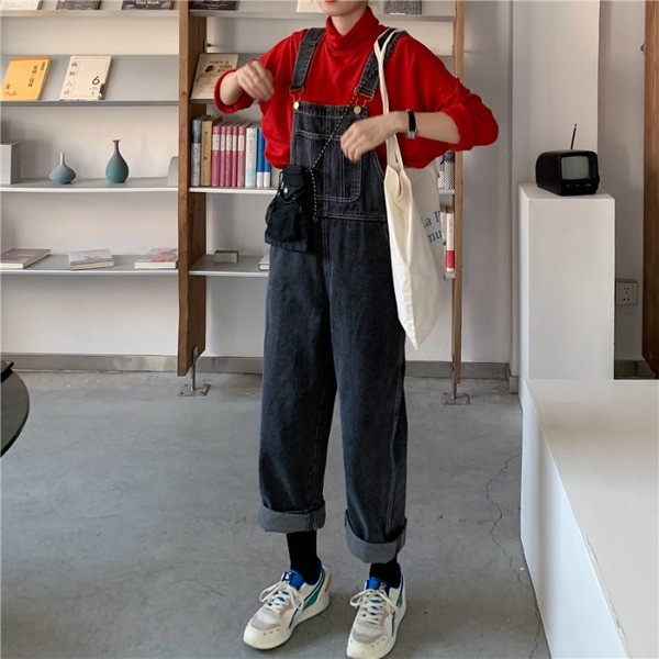 Salopetă de damă modernă cu buzunare și bretele de culoare neagră