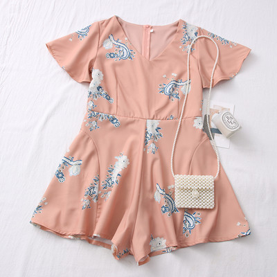 Salopetă scurtă de damă, cu decolteu spitz și mâneci scurte