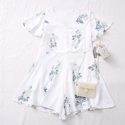 Salopetă scurtă de damă, cu decolteu spitz și mâneci scurte