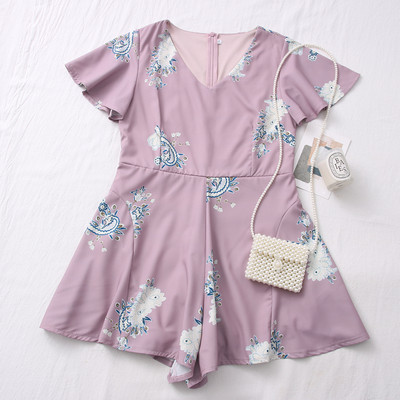 Salopetă scurtă de damă, cu decolteu spitz și mâneci scurte