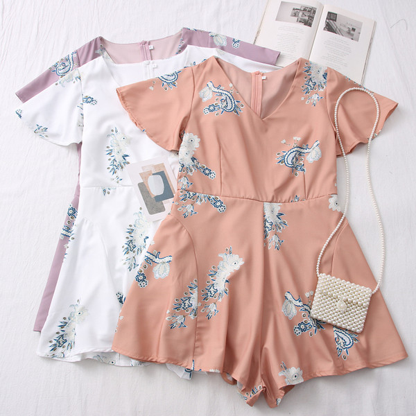 Salopetă scurtă de damă, cu decolteu spitz și mâneci scurte