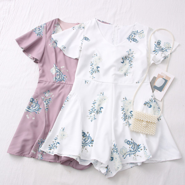 Salopetă scurtă de damă, cu decolteu spitz și mâneci scurte