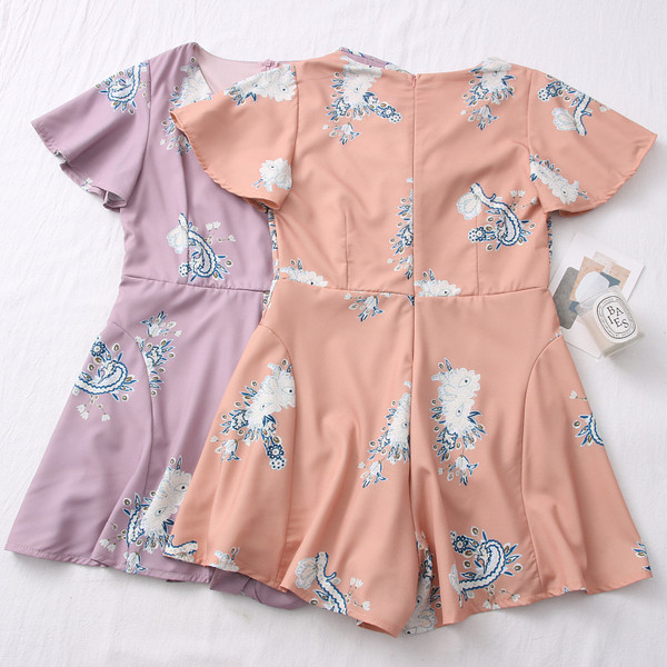 Salopetă scurtă de damă, cu decolteu spitz și mâneci scurte