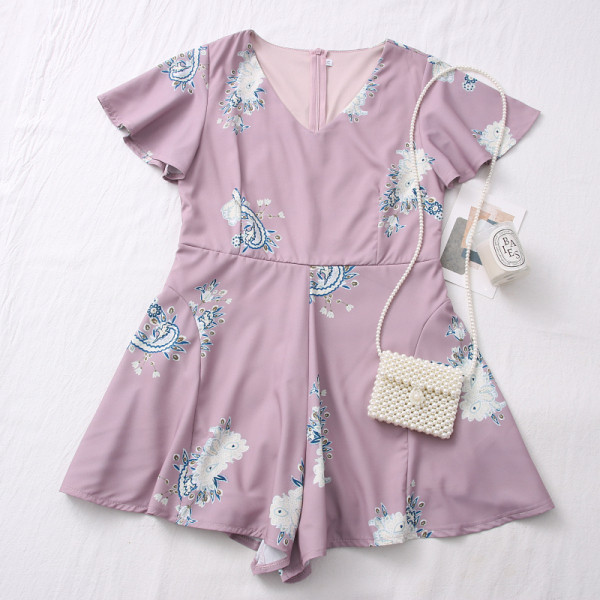 Salopetă scurtă de damă, cu decolteu spitz și mâneci scurte