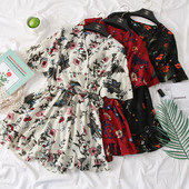 Salopetă colorată de damă cu mâneci scurte și motive florale