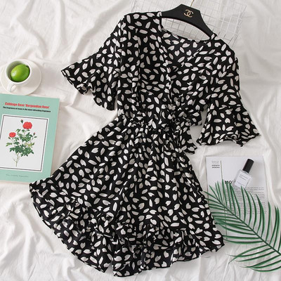 Salopetă colorată de damă cu mâneci scurte și motive florale