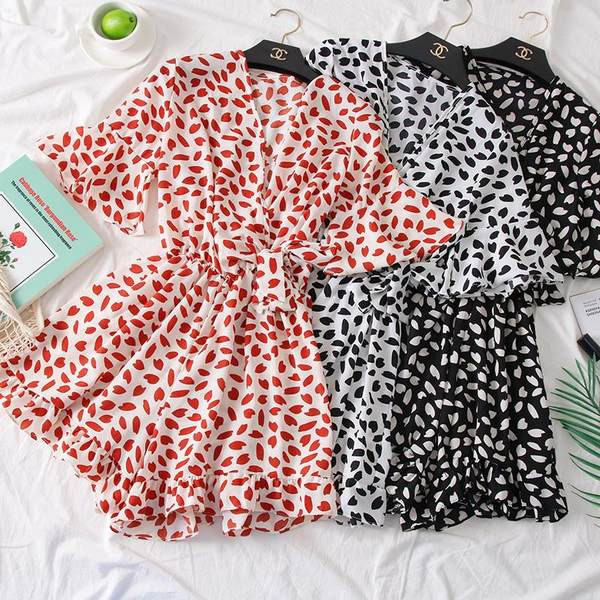 Salopetă colorată de damă cu mâneci scurte și motive florale