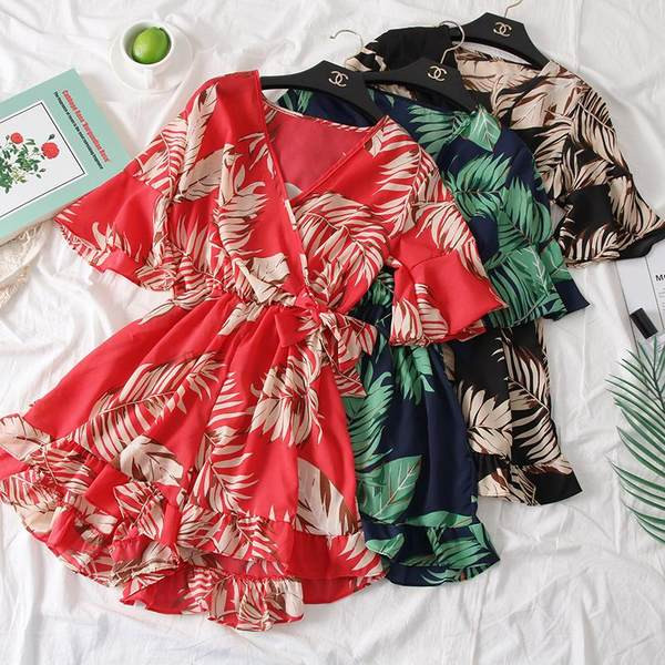 Salopetă colorată de damă cu mâneci scurte și motive florale