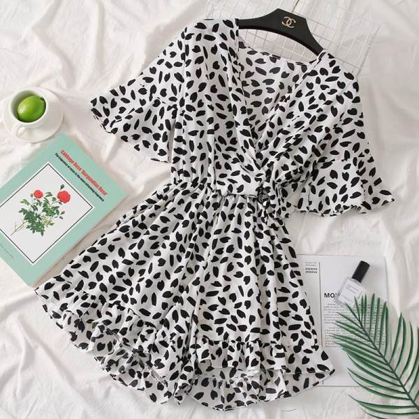 Salopetă colorată de damă cu mâneci scurte și motive florale