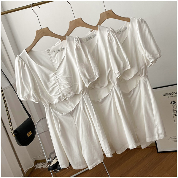 φαρδύ μοντέλο ολόσωμη γυναικία φόρμα  με κοντά μανίκια και λαιμόκοψη