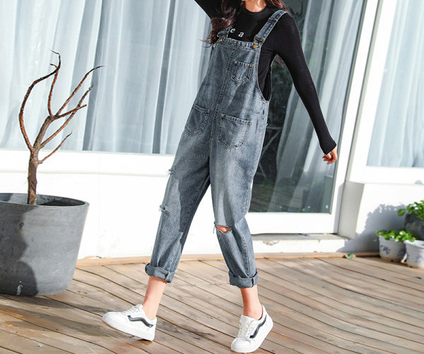 Salopetă casual de damă din denim cu buzunare și motive rupte