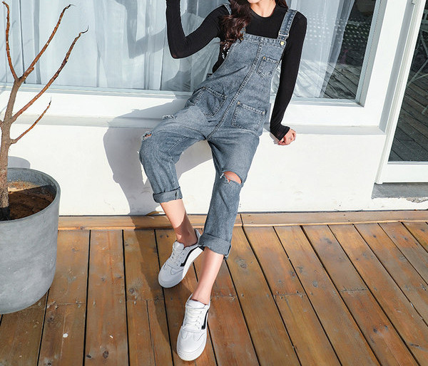 Salopetă casual de damă din denim cu buzunare și motive rupte