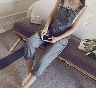 Salopeta de dama model simplu cu buzunare frontale