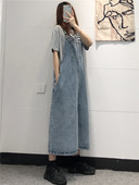 Ženski moderni traper kombinezon sa džepovima - široki model