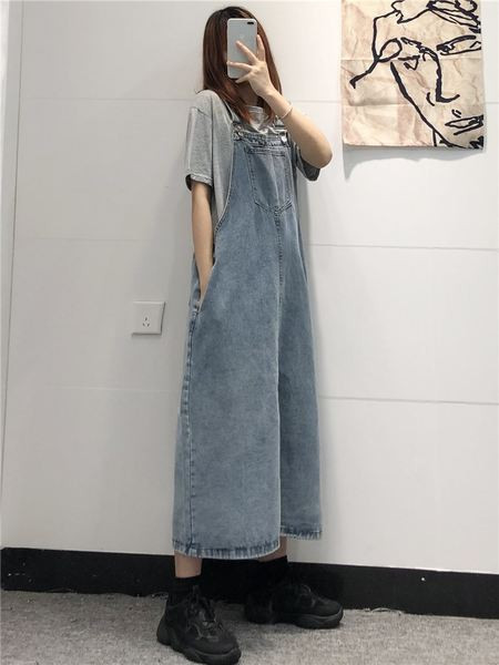 Ženski moderni traper kombinezon sa džepovima - široki model