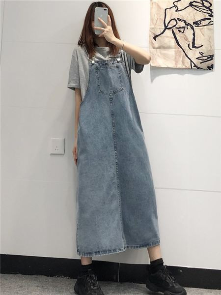 Ženski moderni traper kombinezon sa džepovima - široki model