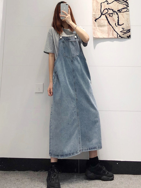 Ženski moderni traper kombinezon sa džepovima - široki model