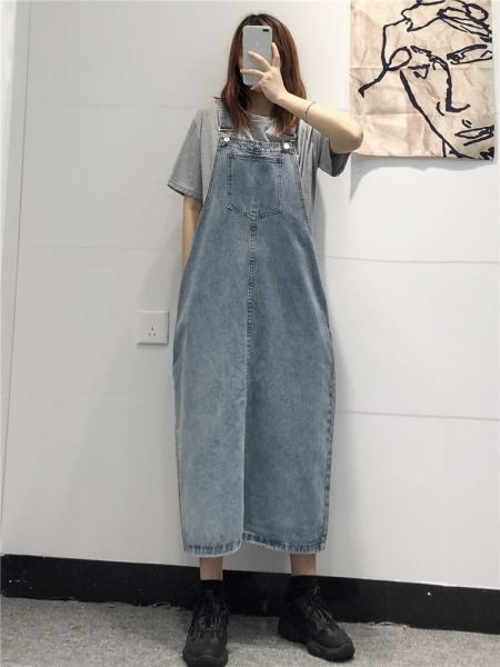 Ženski moderni traper kombinezon sa džepovima - široki model