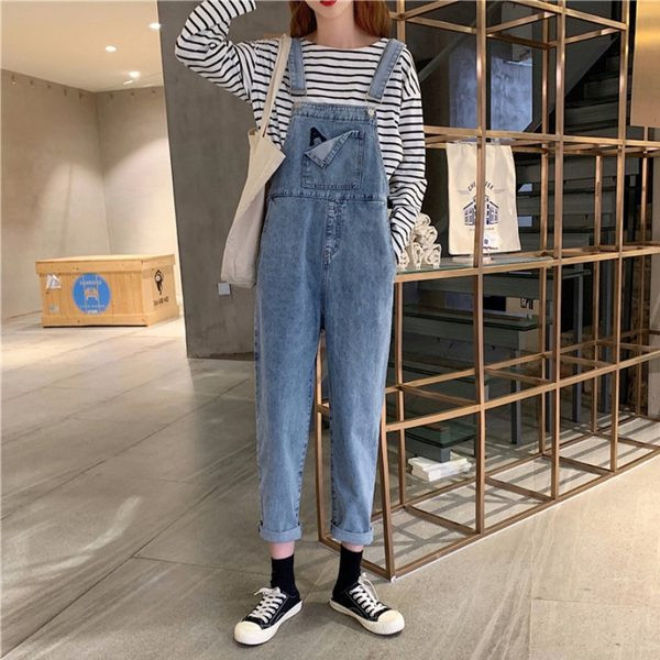 Salopeta de dama din denim albastru cu litera brodata