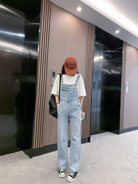 Salopeta de dama model nou din denim cu buzunar albastru