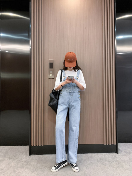 Salopeta de dama model nou din denim cu buzunar albastru