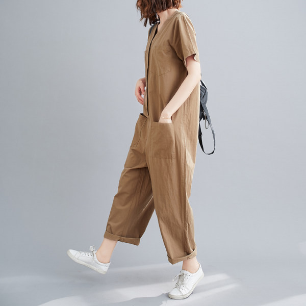 Γυναικεία μοντέρνα μονόχρωμη  ολόσωμη φόρμα με κοντά μανίκια και τσέπες