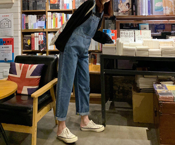 Salopeta de dama din denim cu bretele albastre