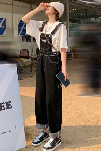 Salopeta de dama cu bretele de culoare neagra