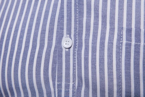 Cămașă bărbătească în dungi cu mâneci lungi și guler clasic