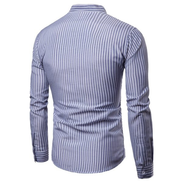 Cămașă bărbătească în dungi cu mâneci lungi și guler clasic