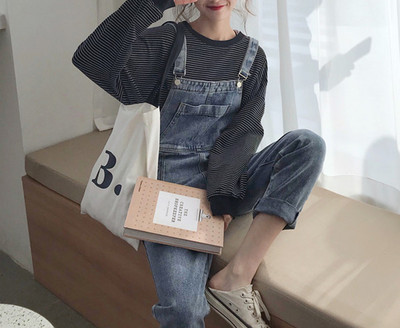 Model nou de salopete de dama din denim cu bretele albastre