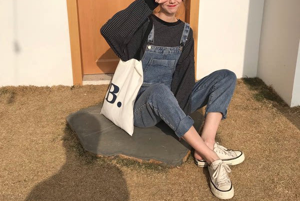 Model nou de salopete de dama din denim cu bretele albastre