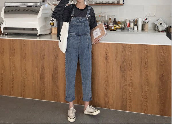 Model nou de salopete de dama din denim cu bretele albastre