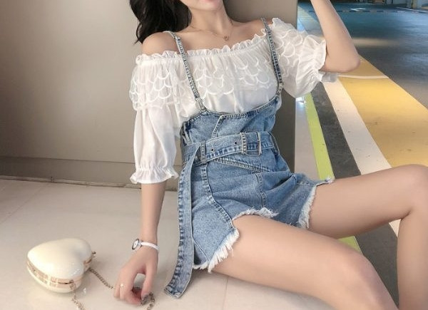 Salopeta de dama din denim cu bretele subtiri si curea