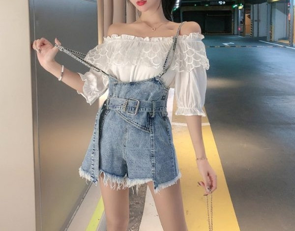 Salopeta de dama din denim cu bretele subtiri si curea