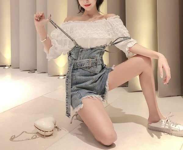 Salopeta de dama din denim cu bretele subtiri si curea