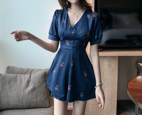 Κοντές γυναικείες ολόσωμες φόρμες με 3/4 μανίκια και ντεκολτέ