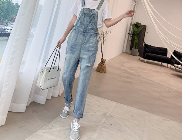 Γυναικεία αθλητική φόρμα τζιν με τιράντες