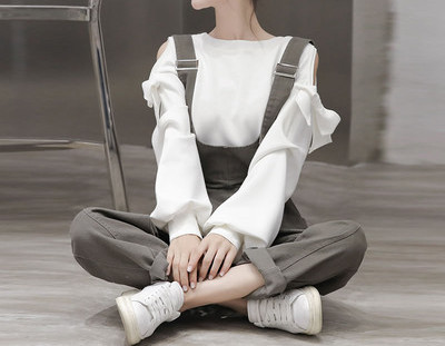 Salopetă elegantă de damă cu bretele model simplu și legături în talie