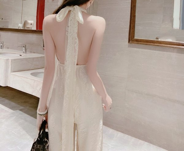 Salopetă de damă modernă bej, cu decolteu spitz